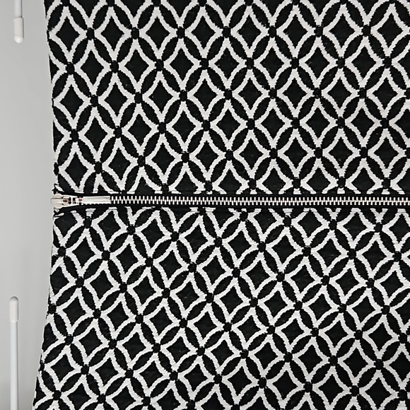 Graphic, knit pencil skirt with silver back zipper. - Picture 3 of 5